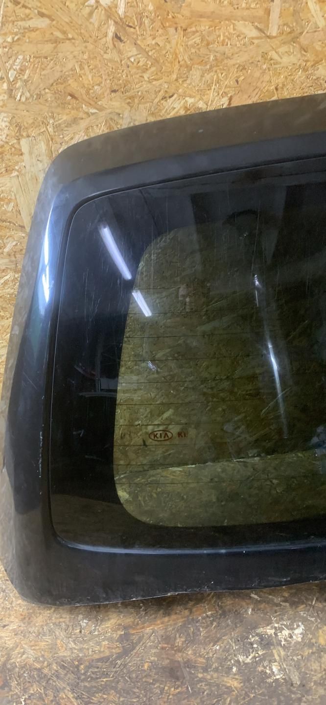 Стекло заднее к Kia Carnival 2005
