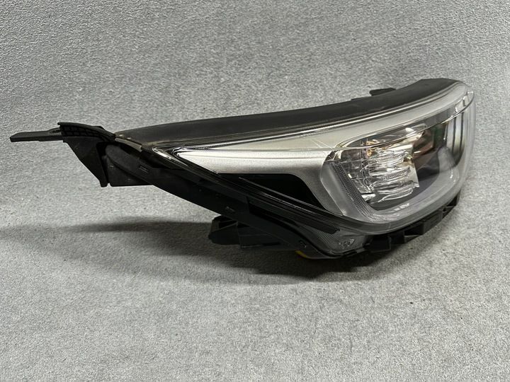 Фара правая к Kia Stonic 2017