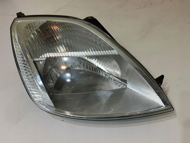 Фара правая к Ford Fiesta 2001