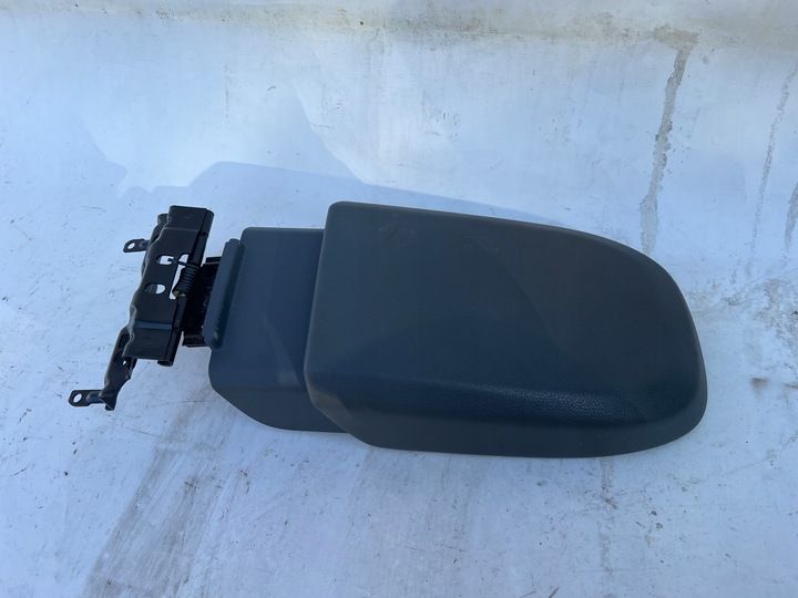 Подлокотник к Ford C-MAX 2010