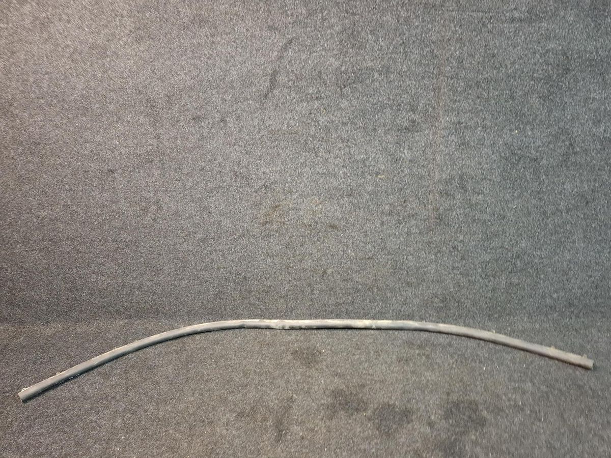 Уплотнитель капота к Ford Escape 2020