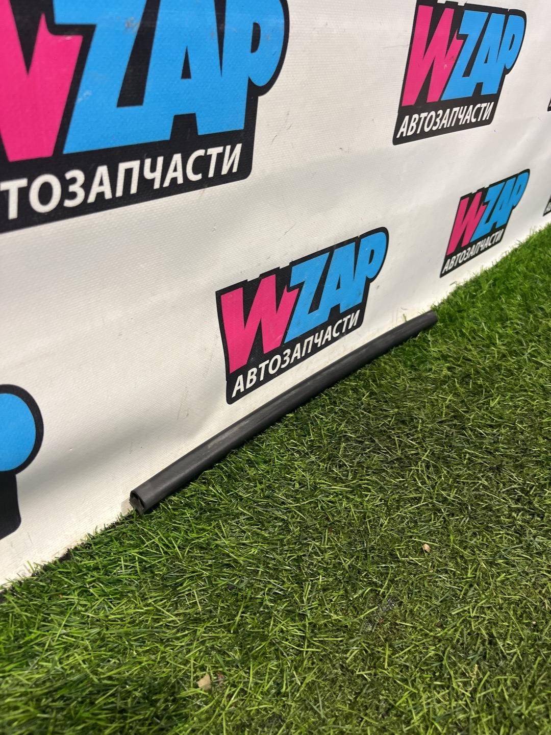 Уплотнитель капота к Volkswagen Jetta 2019