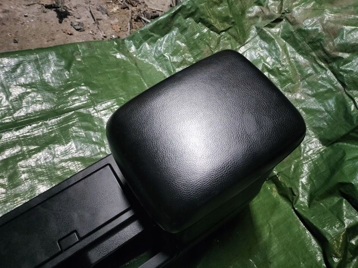 Подлокотник к Suzuki Grand Vitara 2005