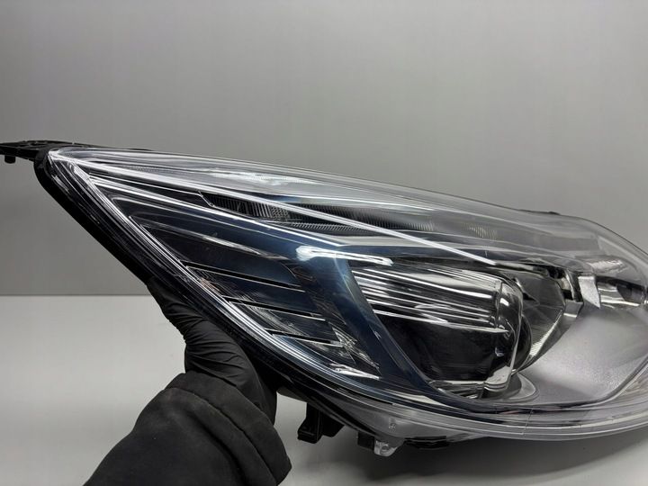 Фара правая к Ford Focus 2011