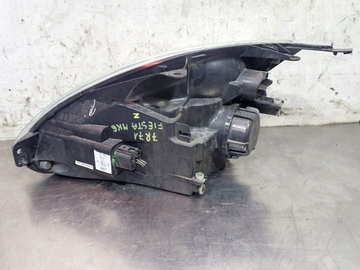 Фара правая к Ford Fiesta 2001