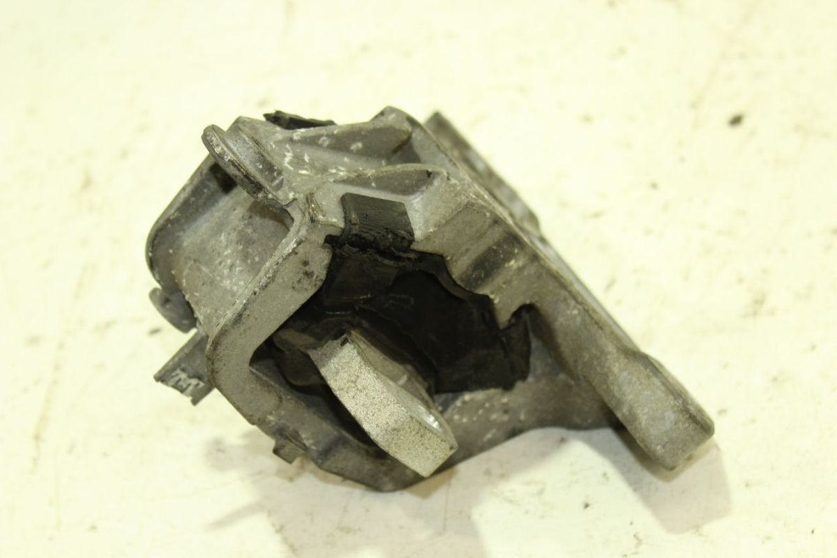 Кронштейн КПП к Peugeot 407 2005