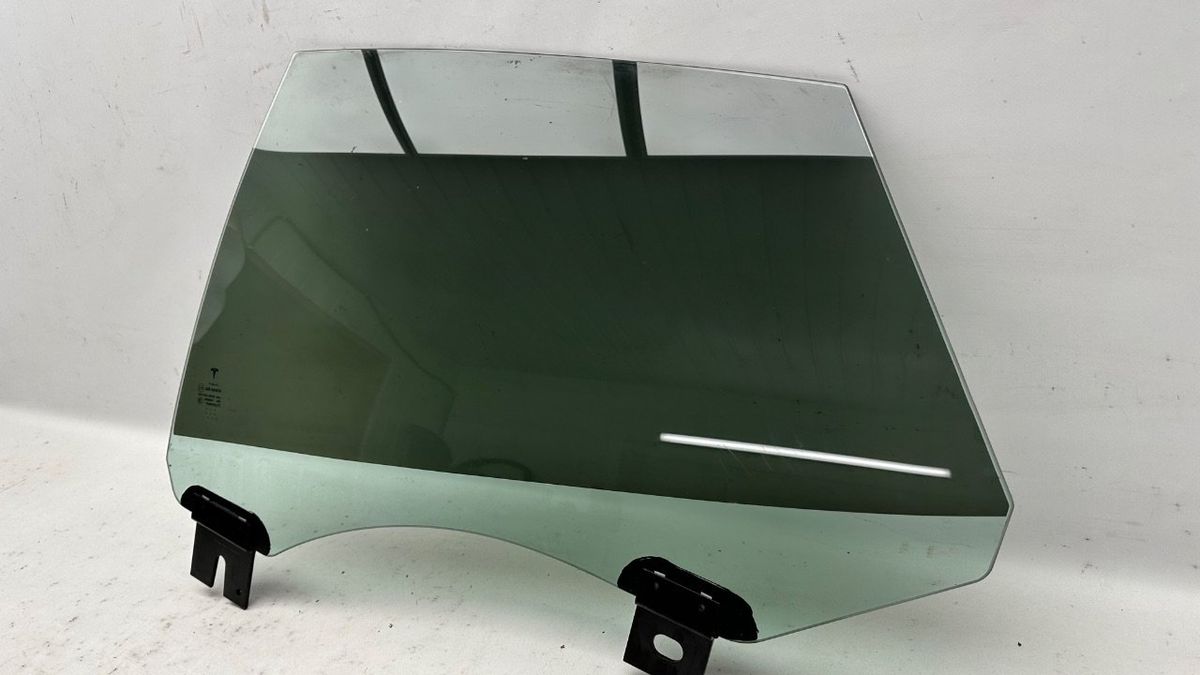 Стекло двери задней левой к Tesla Model S 2015