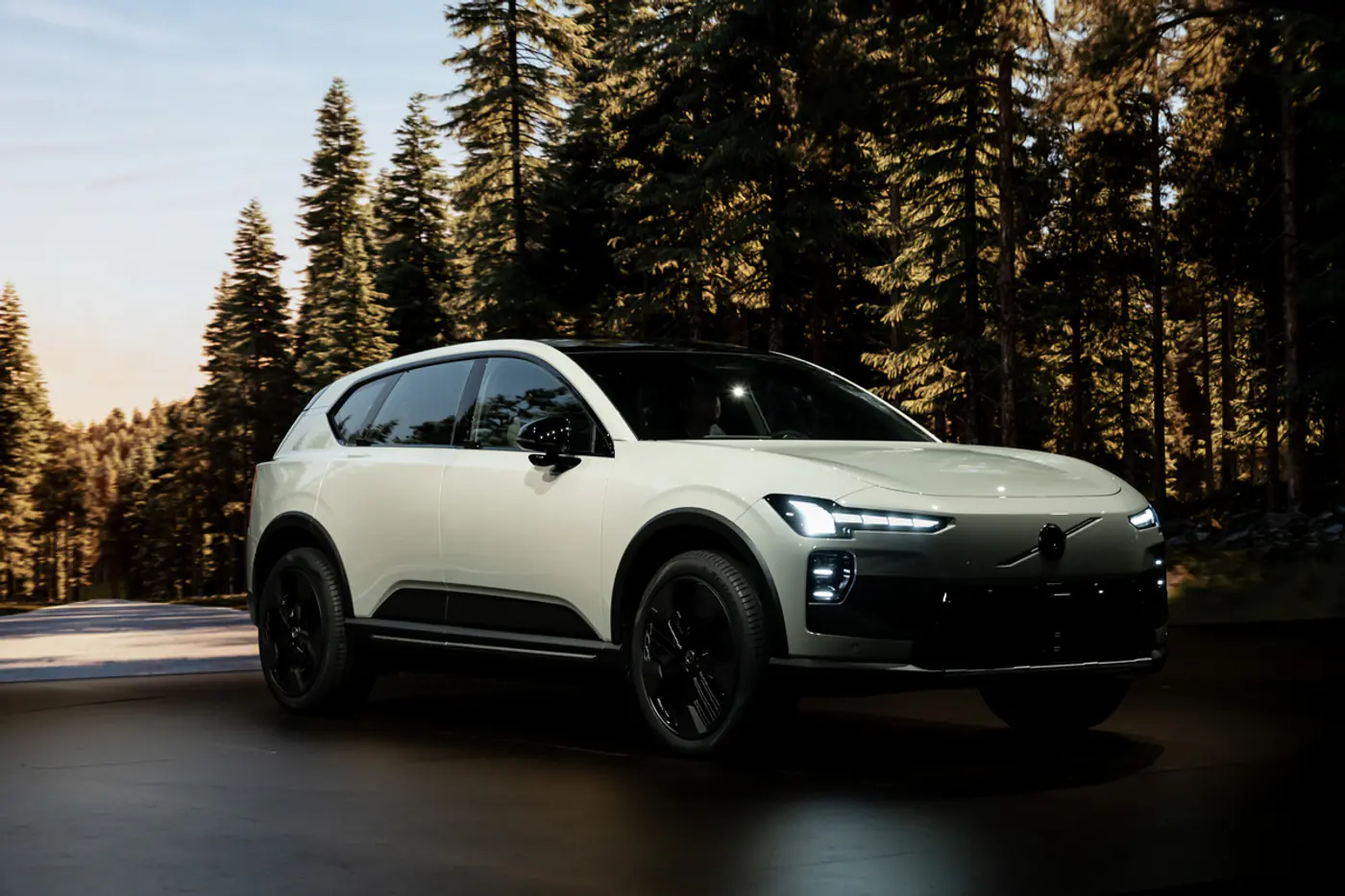 «Тесловоды» позавидуют? Первое знакомство с кроссовером Volvo EX60