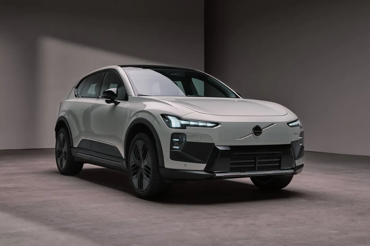 «Тесловоды» позавидуют? Первое знакомство с кроссовером Volvo EX60