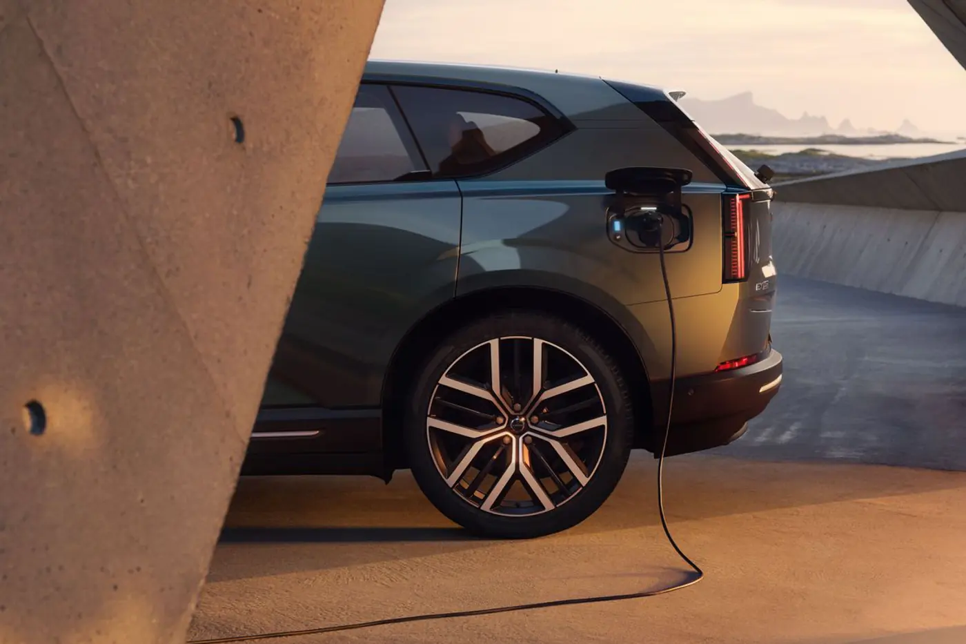 «Тесловоды» позавидуют? Первое знакомство с кроссовером Volvo EX60