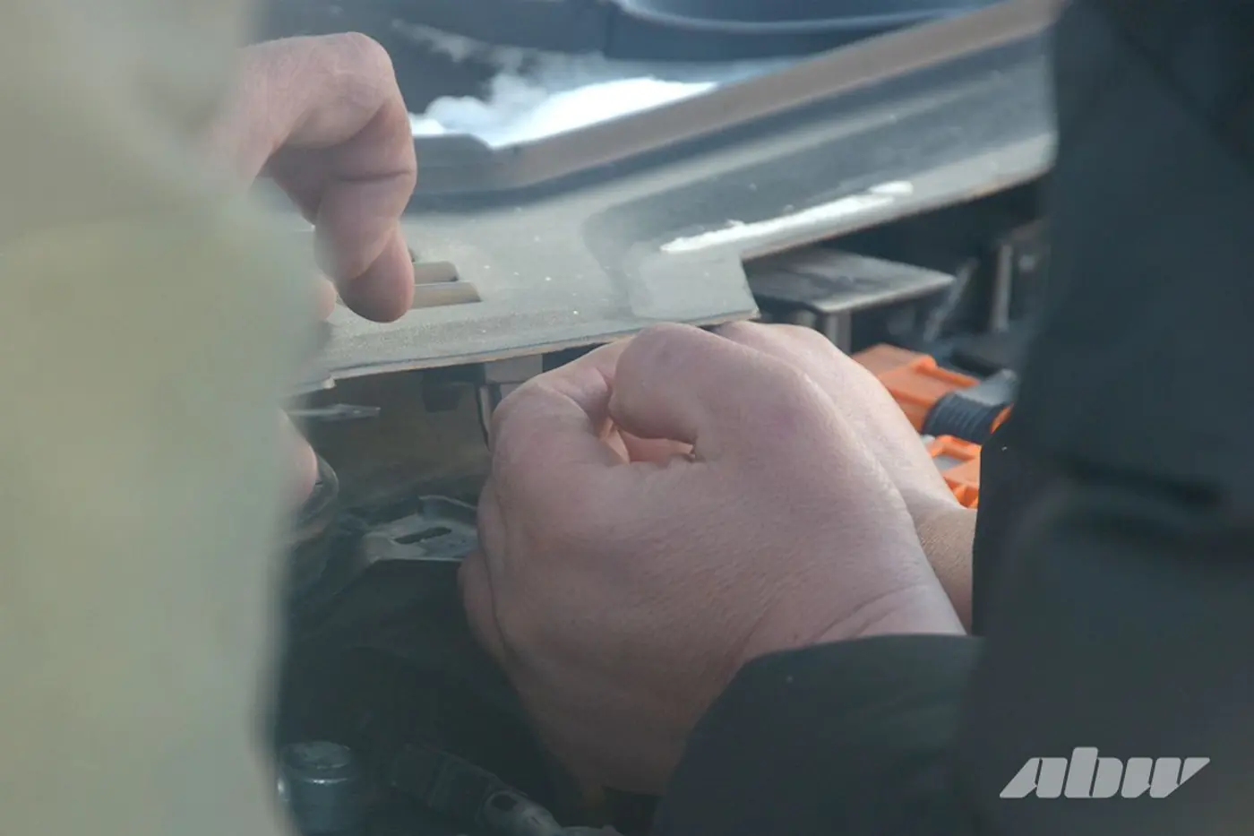 Когда автомобиль не заводится в мороз или сломался: обзор выездной помощи водителю