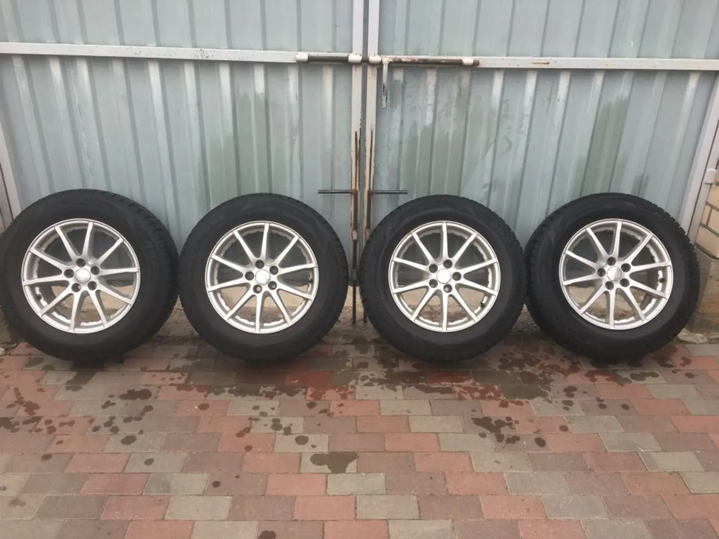 R17 225 65 Roadstone