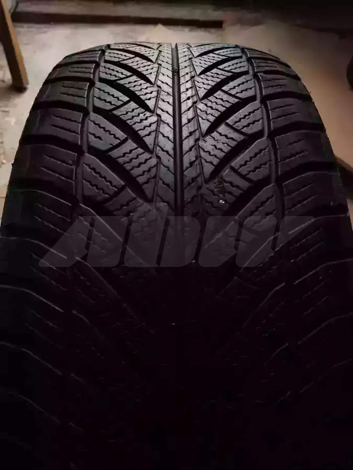 R19 245 45 Goodyear ultragrip 8