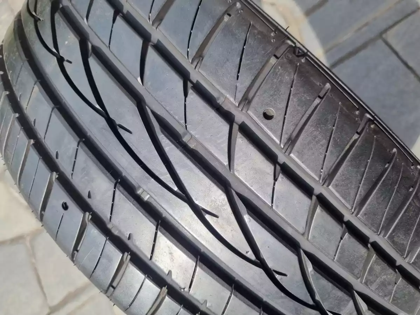 R18 215 35 Falken ZIEX ZE912
