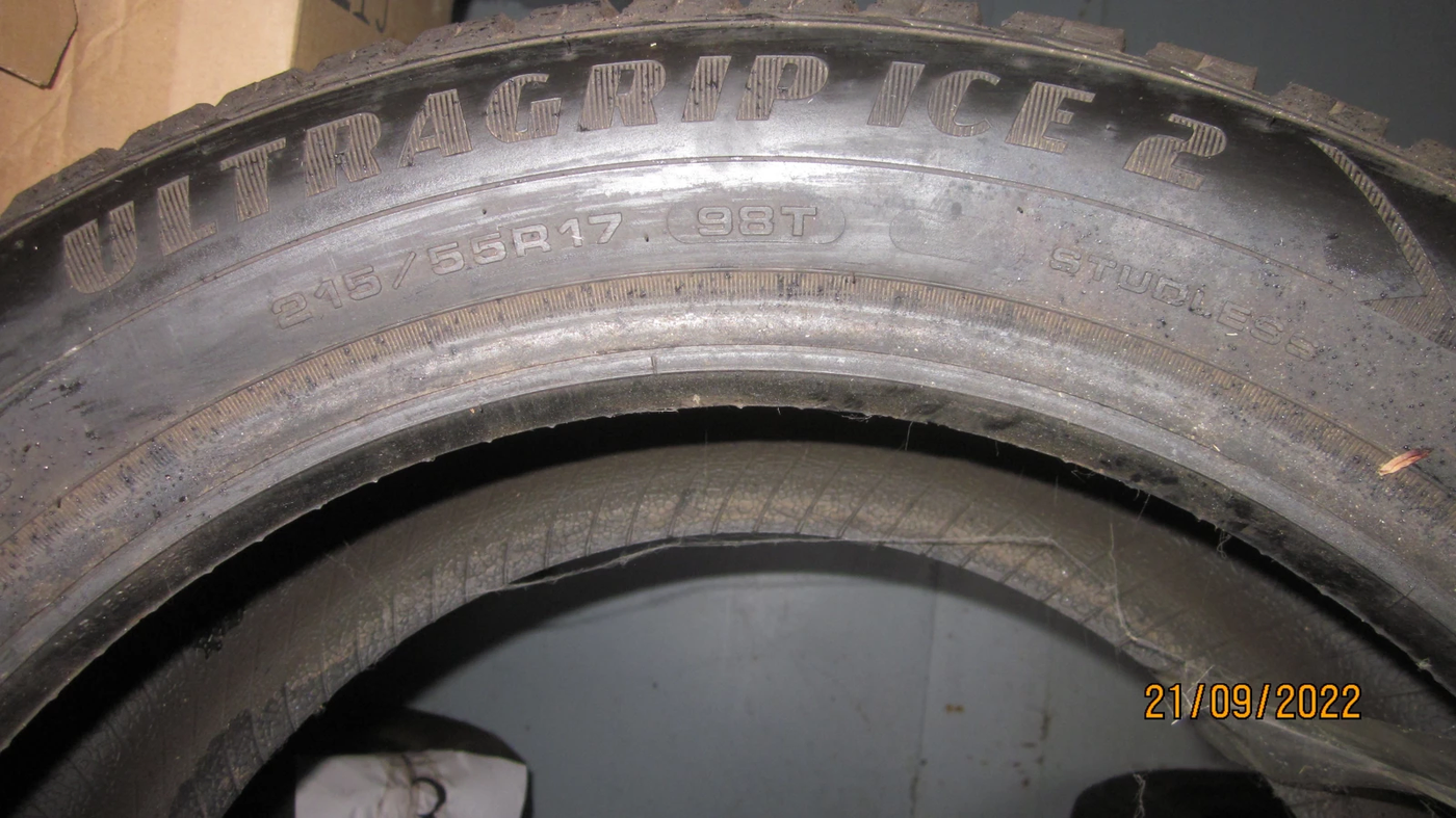 R17 215 55 Goodyear 98 T xl UltraGrip Ice2