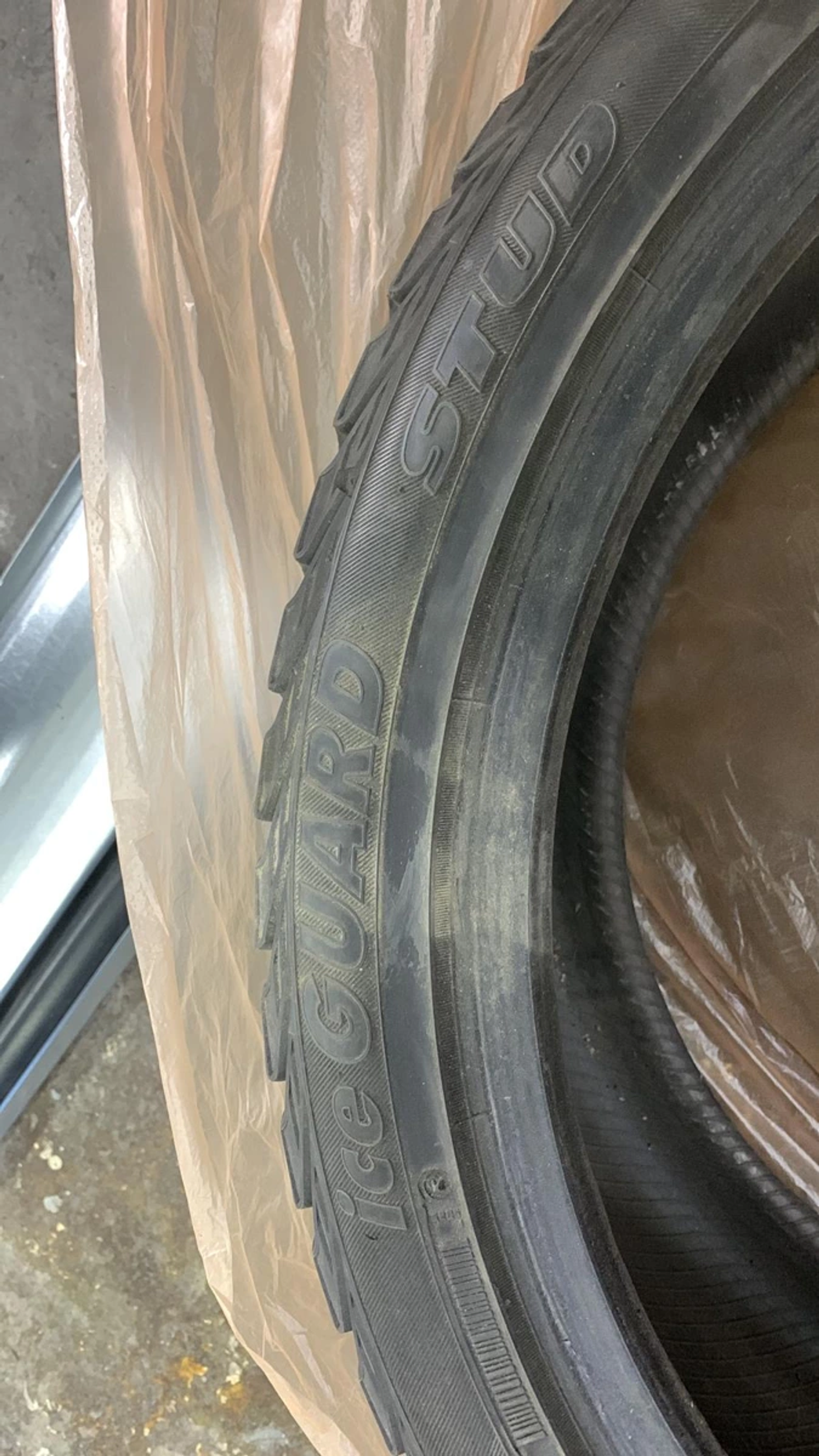 R21 295 35 Yokohama Ice guard
