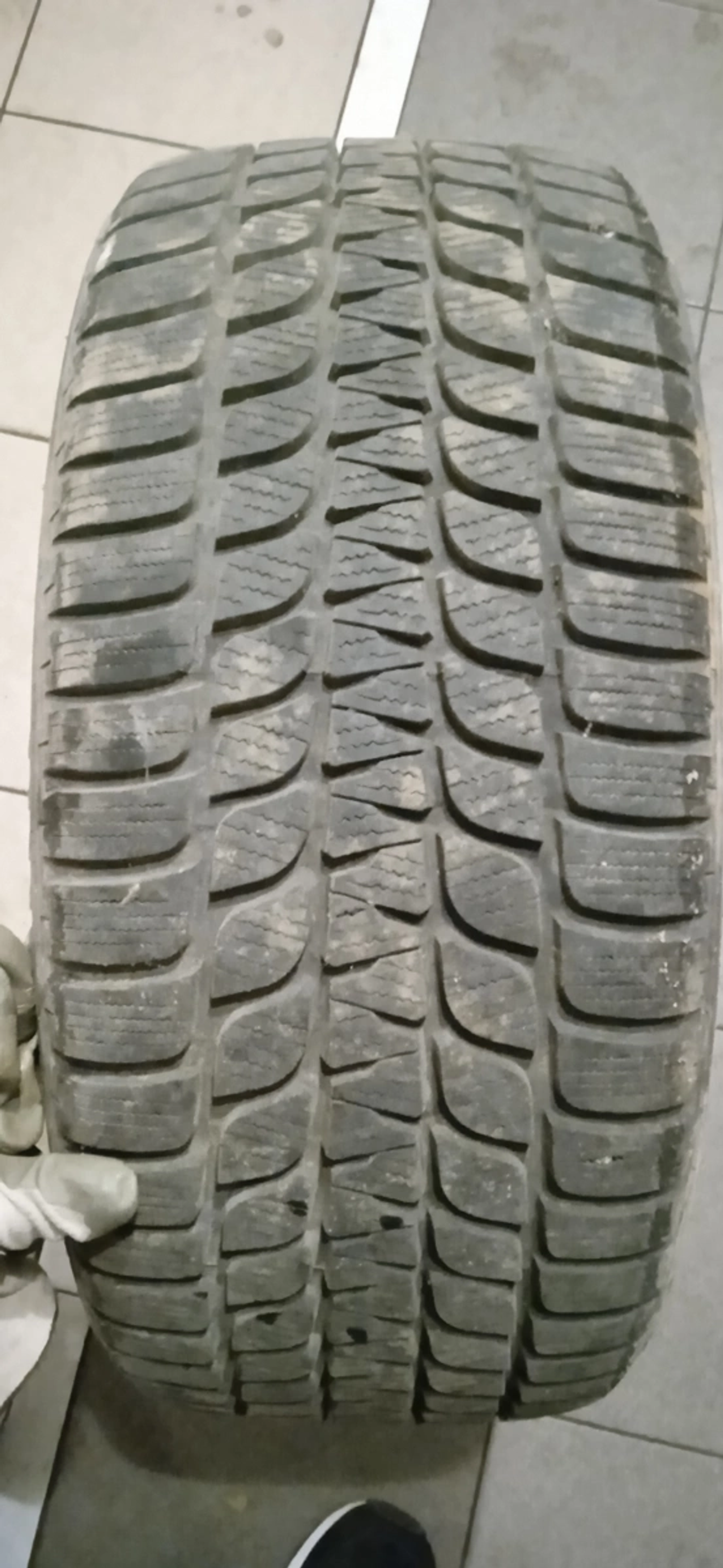 R18 235 40 Bridgestone Blizzak LV25