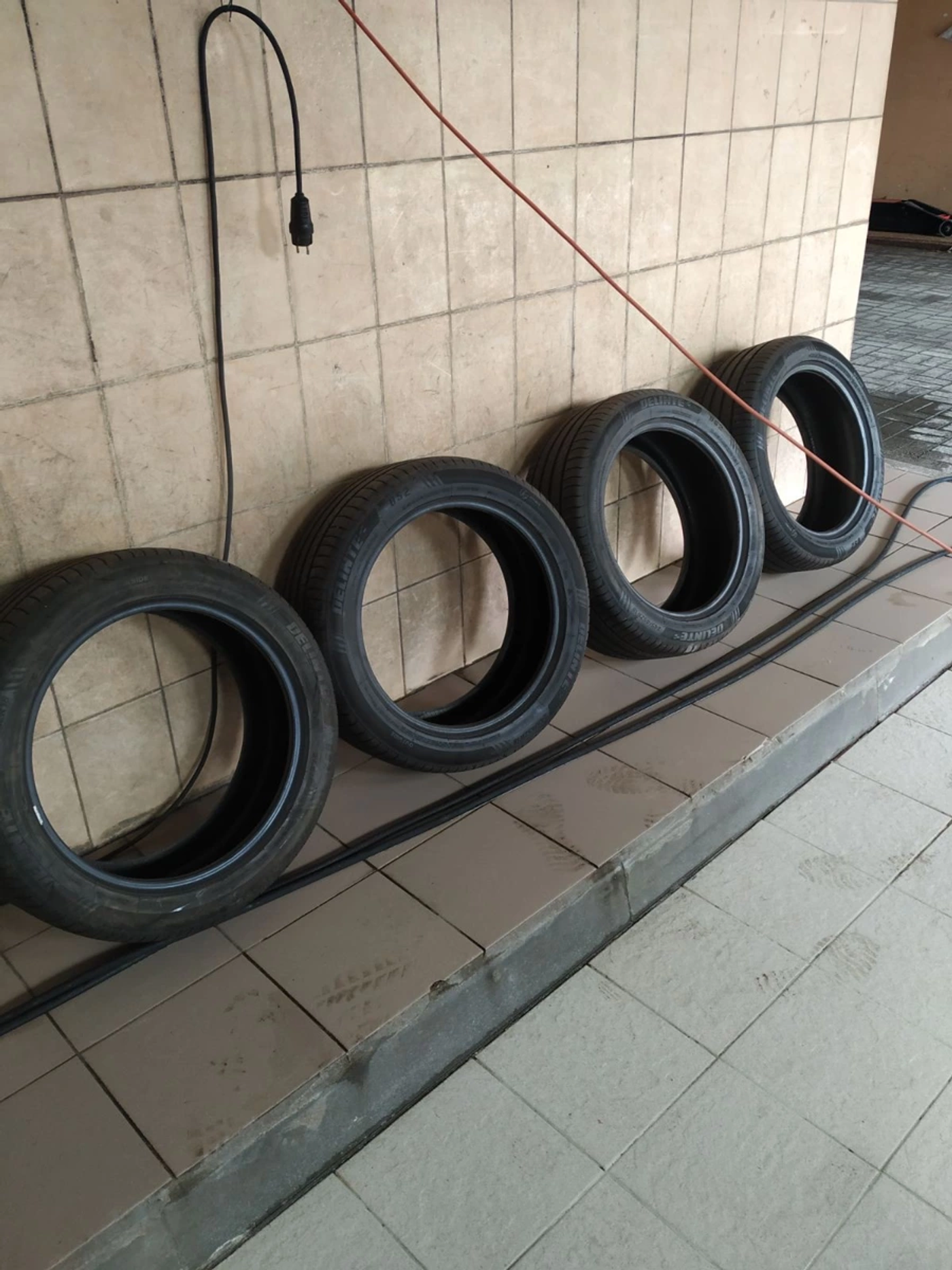 R18 245 45 Delinte D52