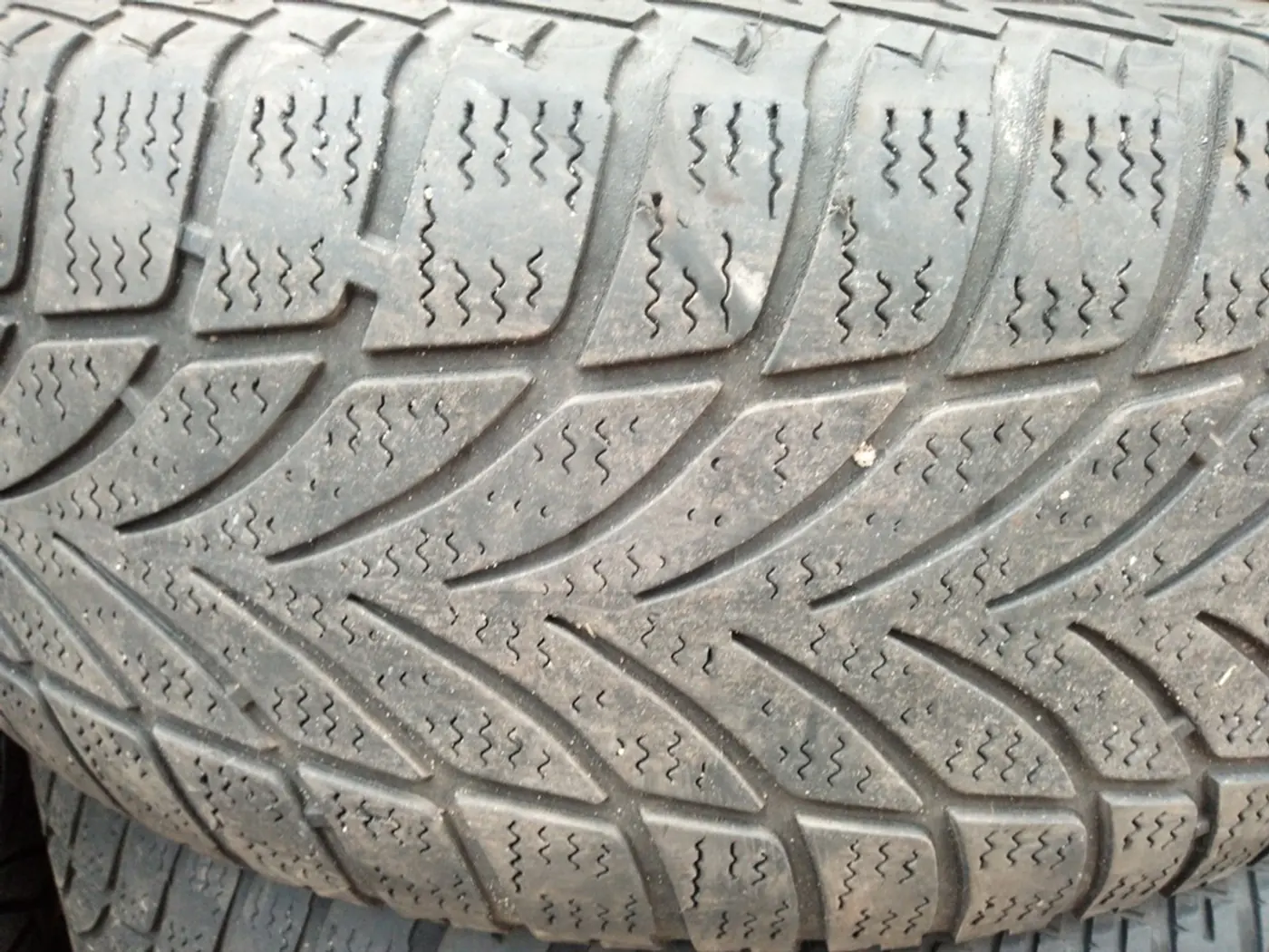 R16 215 55 Goodyear UltraGrip 2