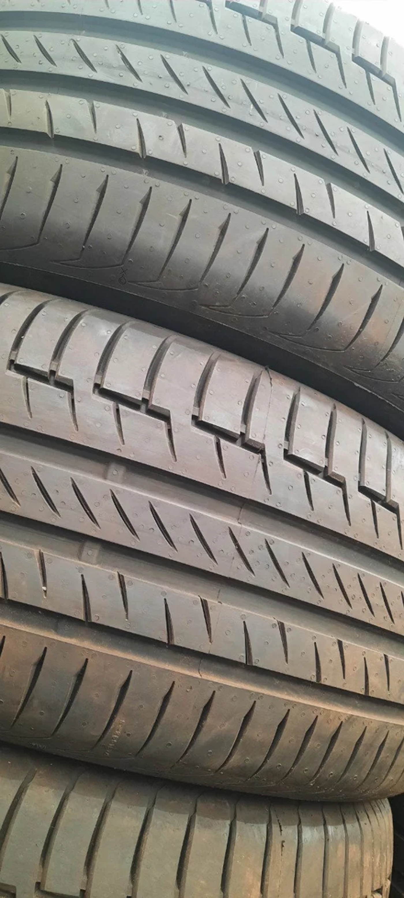 R19 235 50 Continental Premium Contact 6