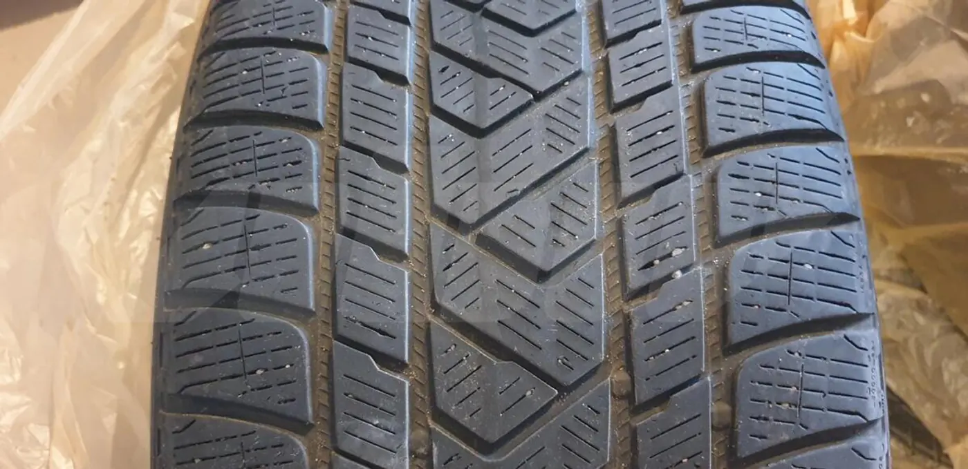R21 285 40 Pirelli Scorpion Winter
