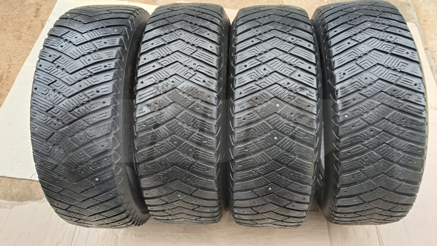 R17 235 65 Goodyear Ultragrip Ice Arctic SW