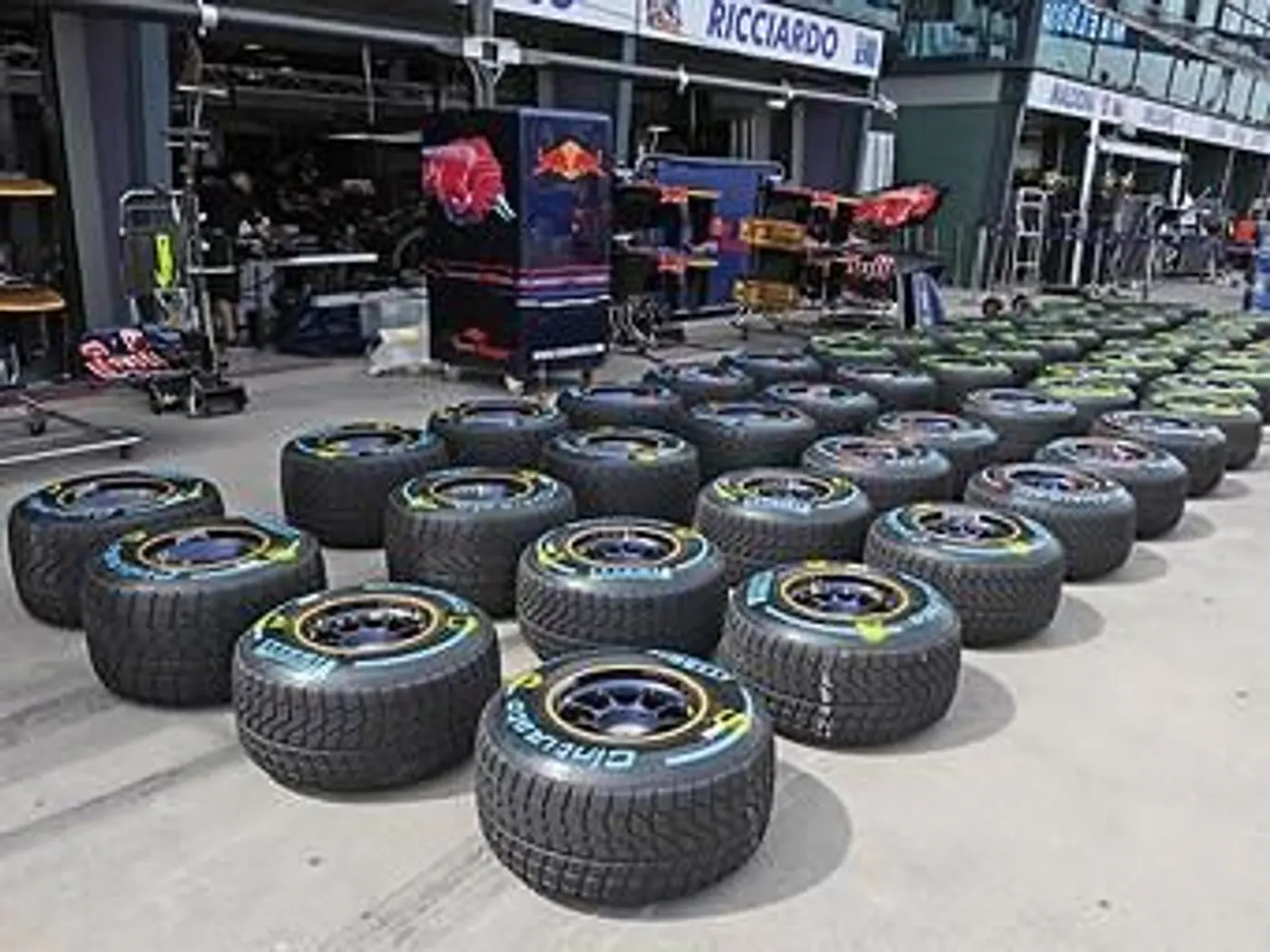 Pirelli выбрала тест-пилотов для испытаний покрышек