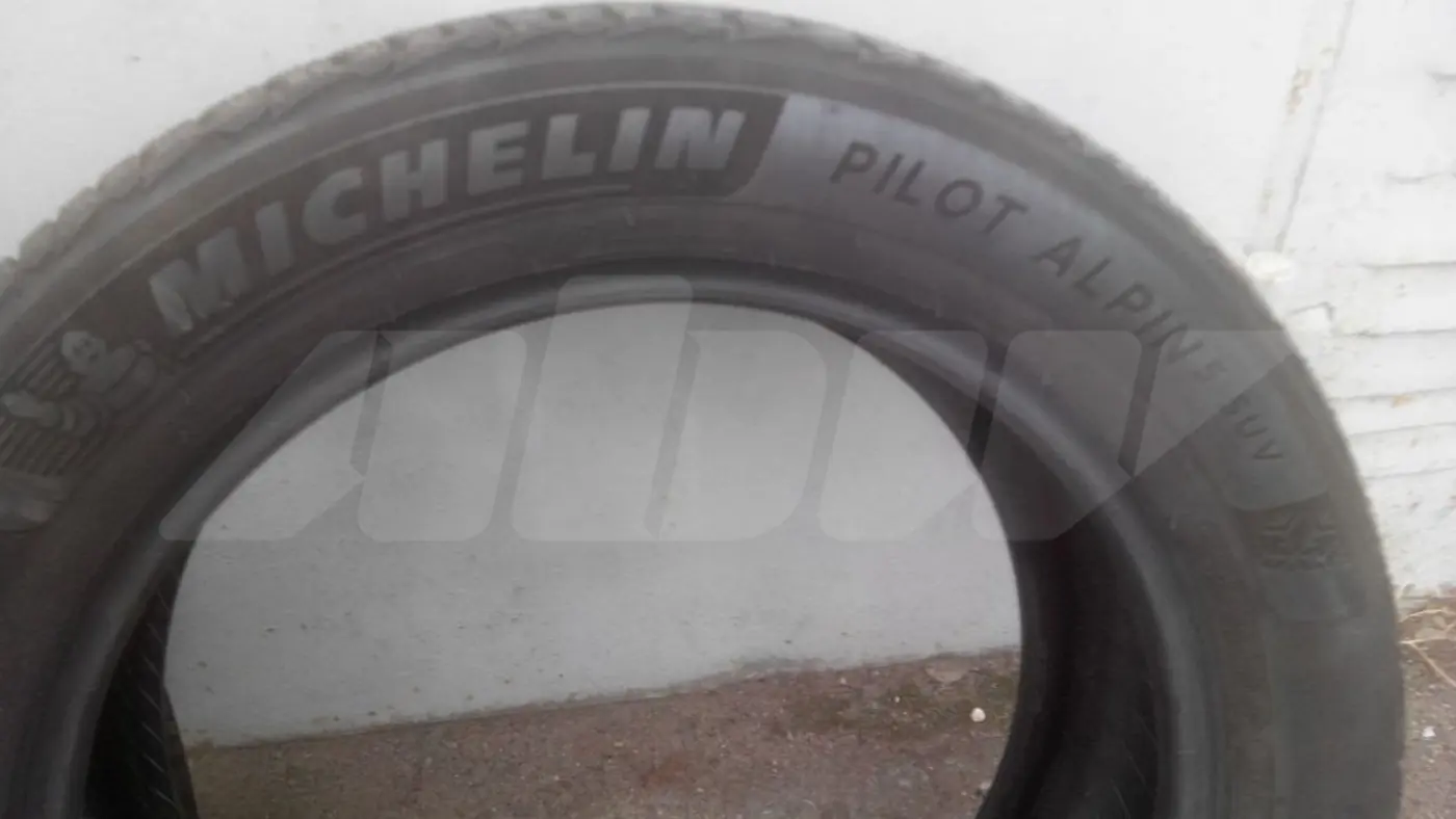 R19 235 55 Michelin Pilot Alpin 5 SUV