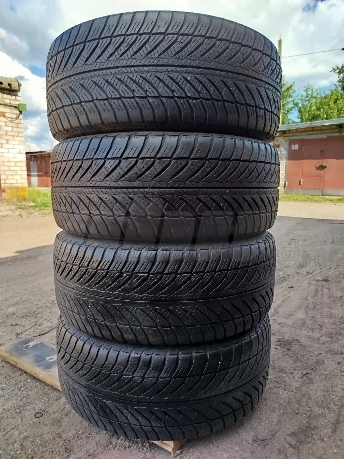 R18 245 45 Goodyear UltraGrip 8 Performance