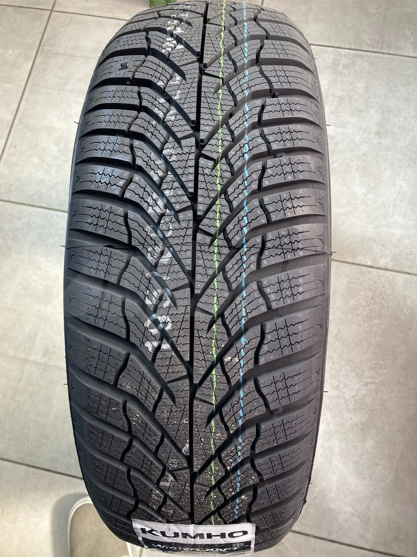 R17 225 50 Kumho WinterCraft WP52