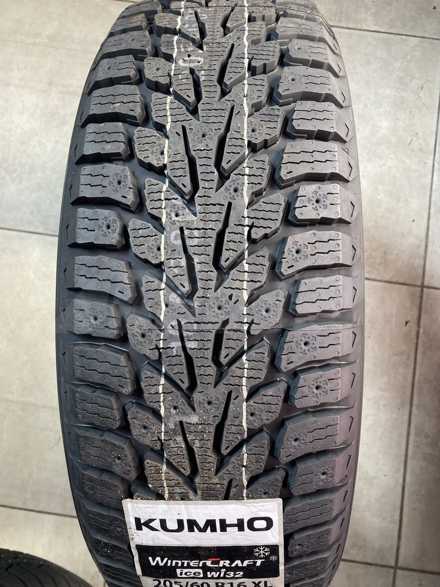 R16 215 65 Kumho WinterCraft ice WI32