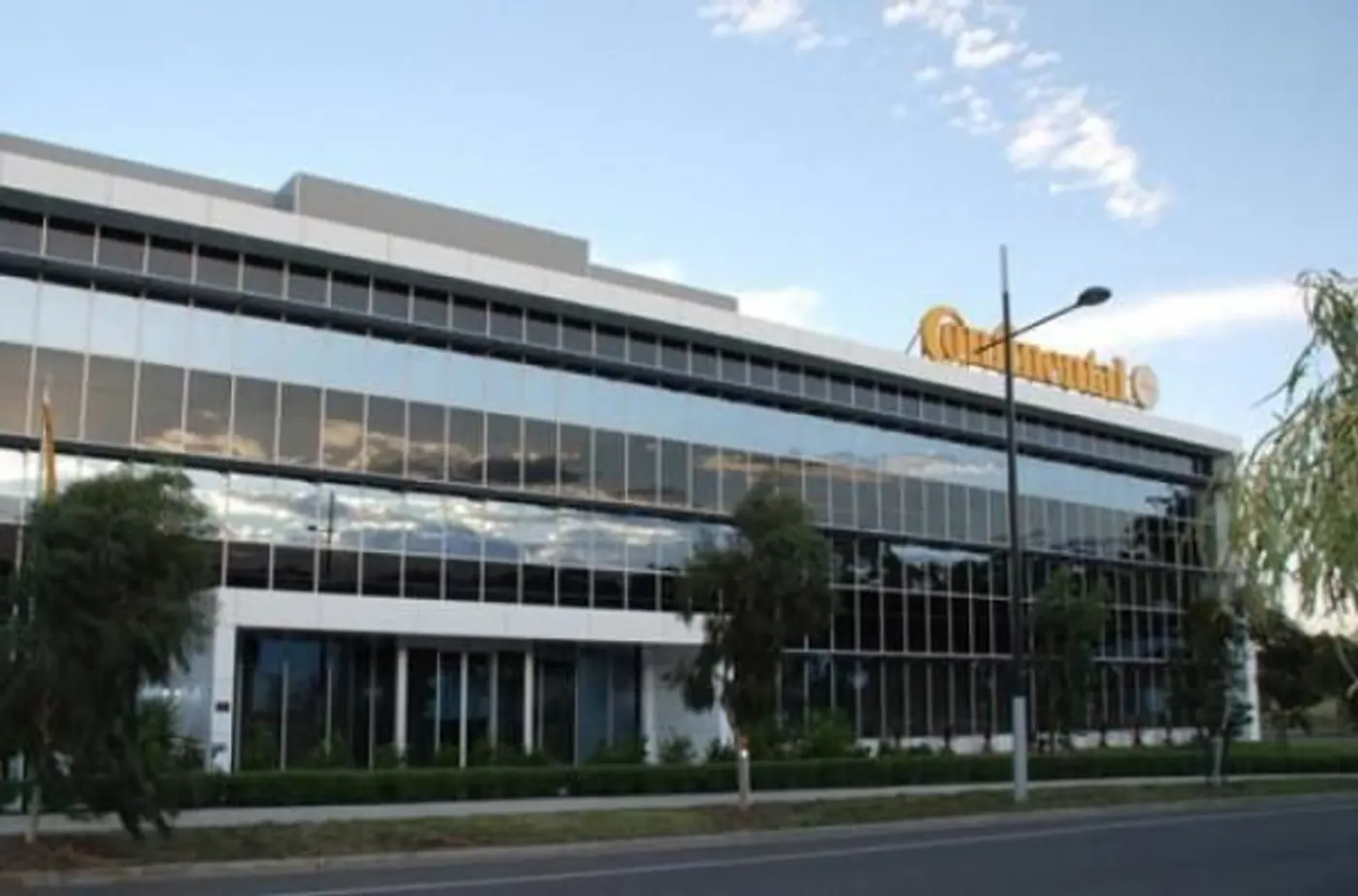 Французский суд признал незаконным увольнение Continental сотрудников завода в Клеруа