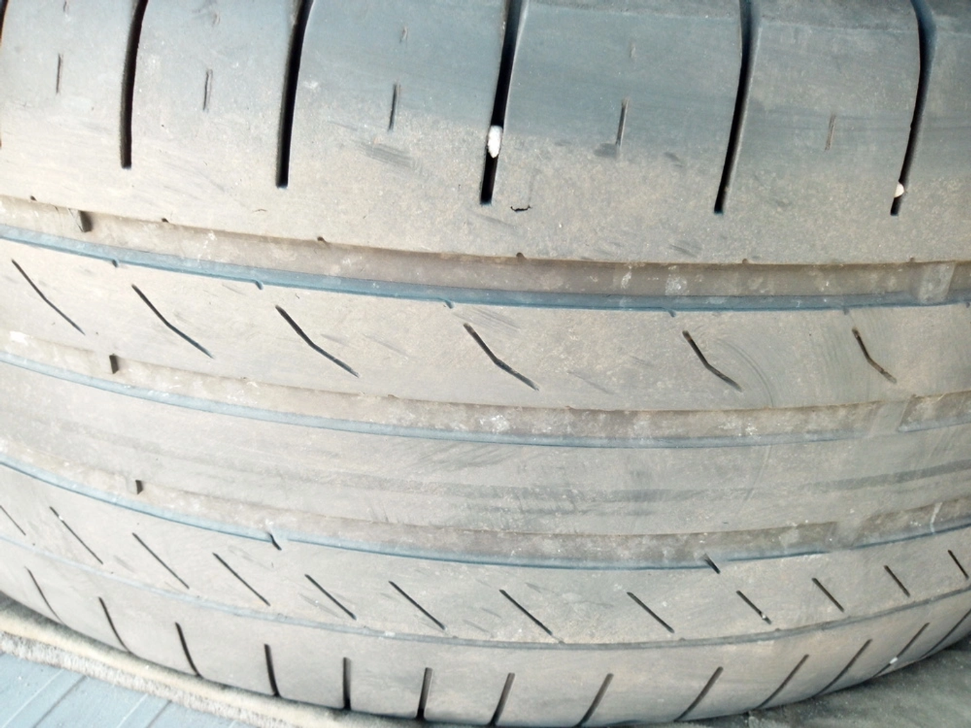 R18 235 60 Continental