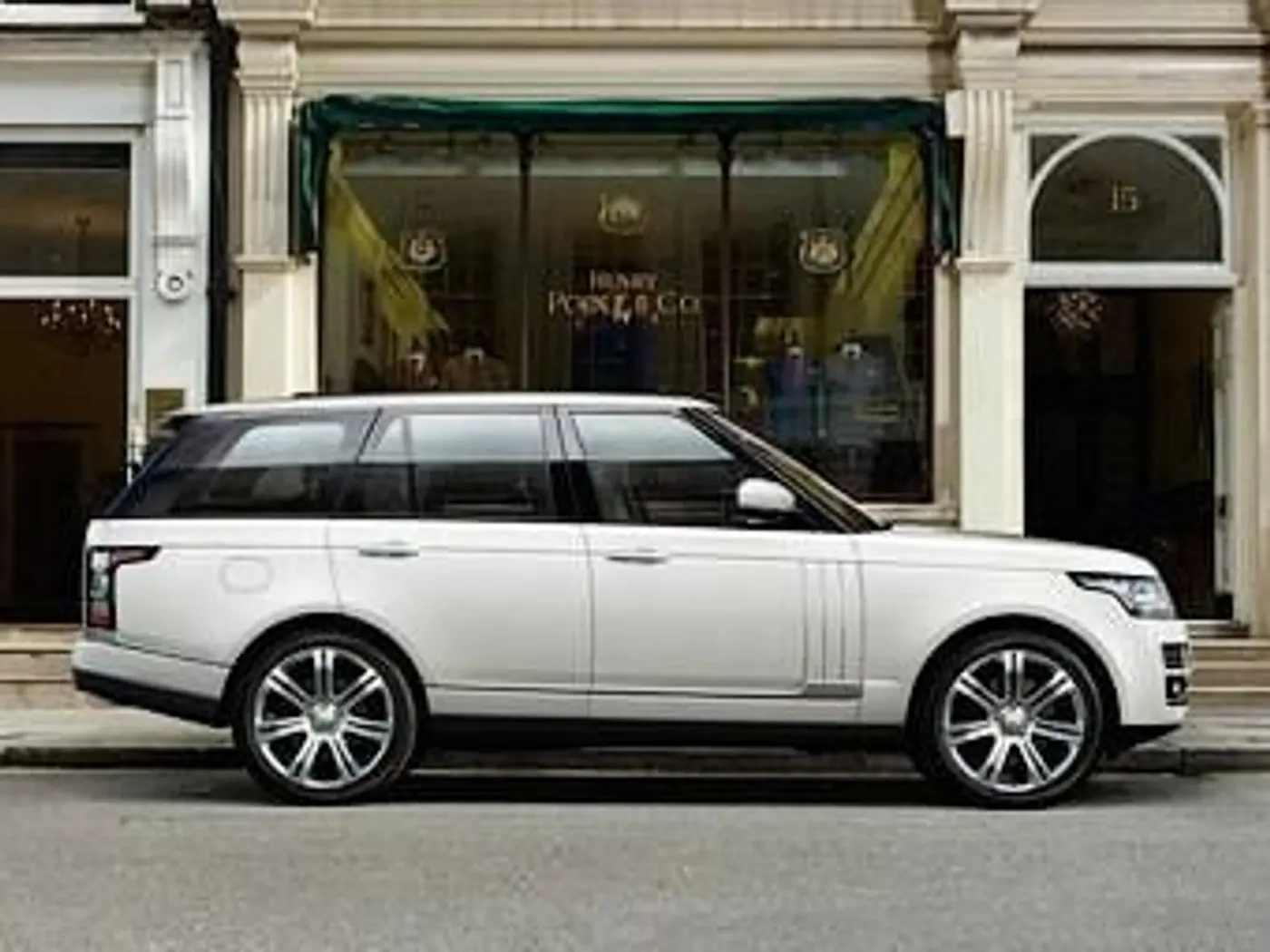 Range Rover стал длиннее на 20 сантиметров