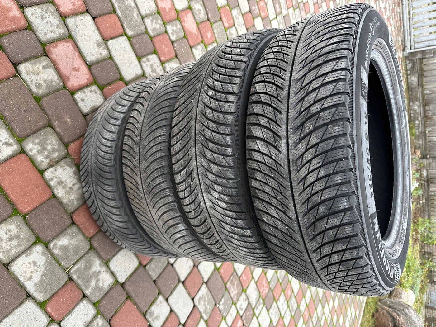 R18 235 60 Michelin Pilot Alpin 5 SUV