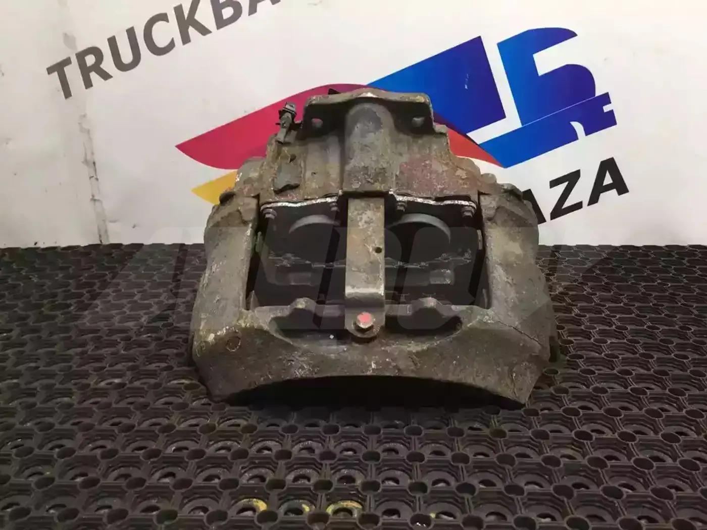 Суппорт передний левый к Renault Magnum 2004