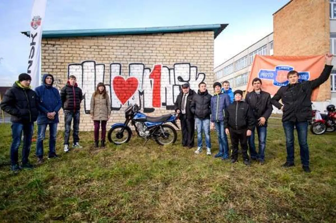 На Рождество M1NSK подарил новый мотоцикл юным мотоциклистам из Пинска