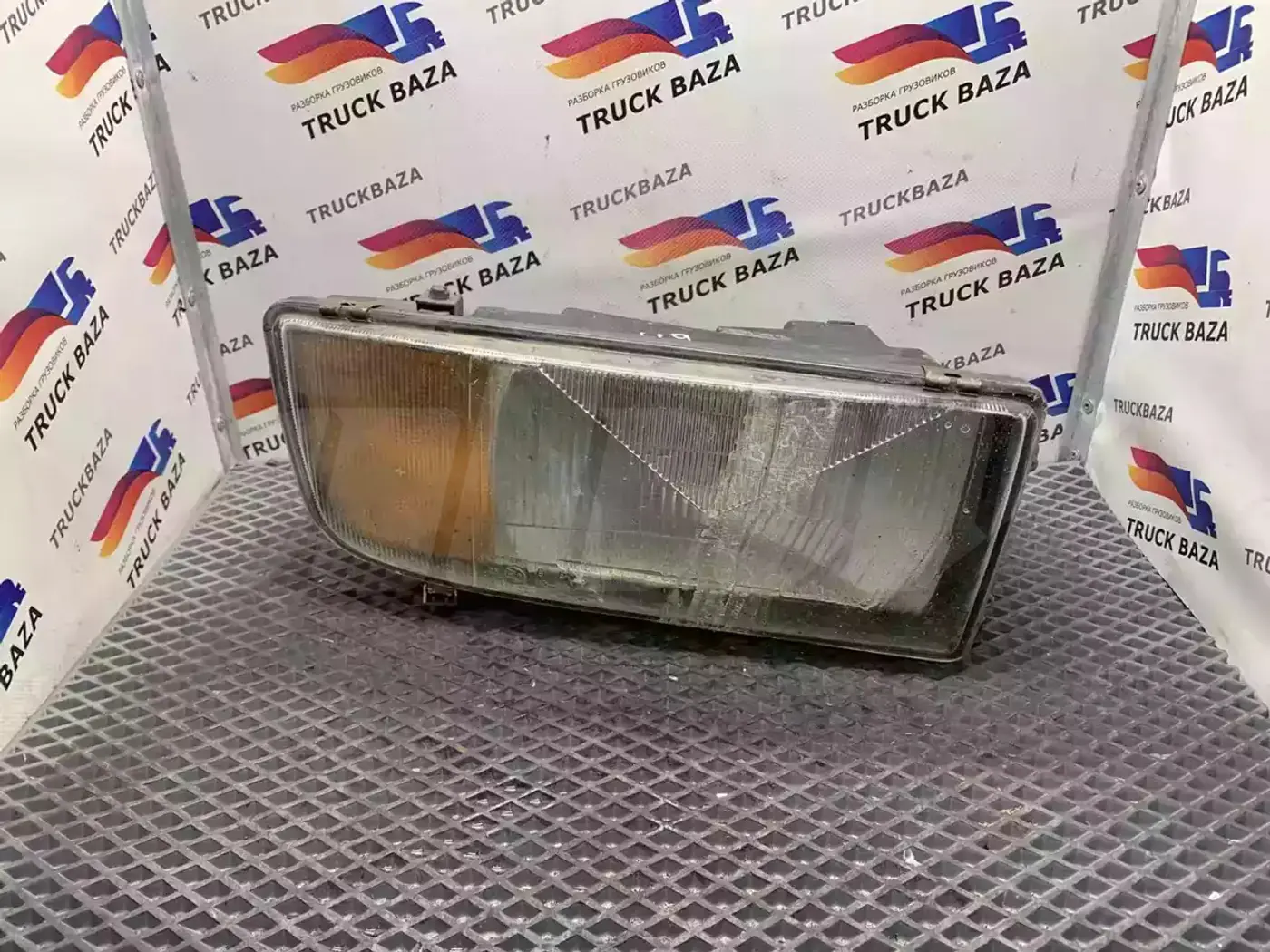 Фара левая к Mercedes-Benz Axor 1996