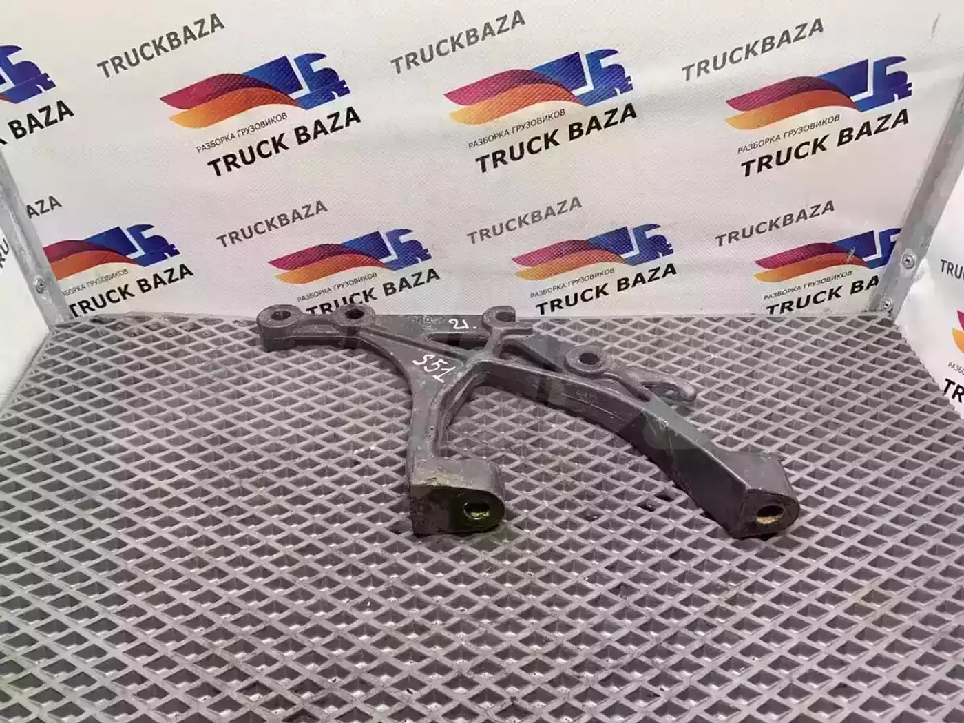 Крепление аккумулятора к Scania  2010
