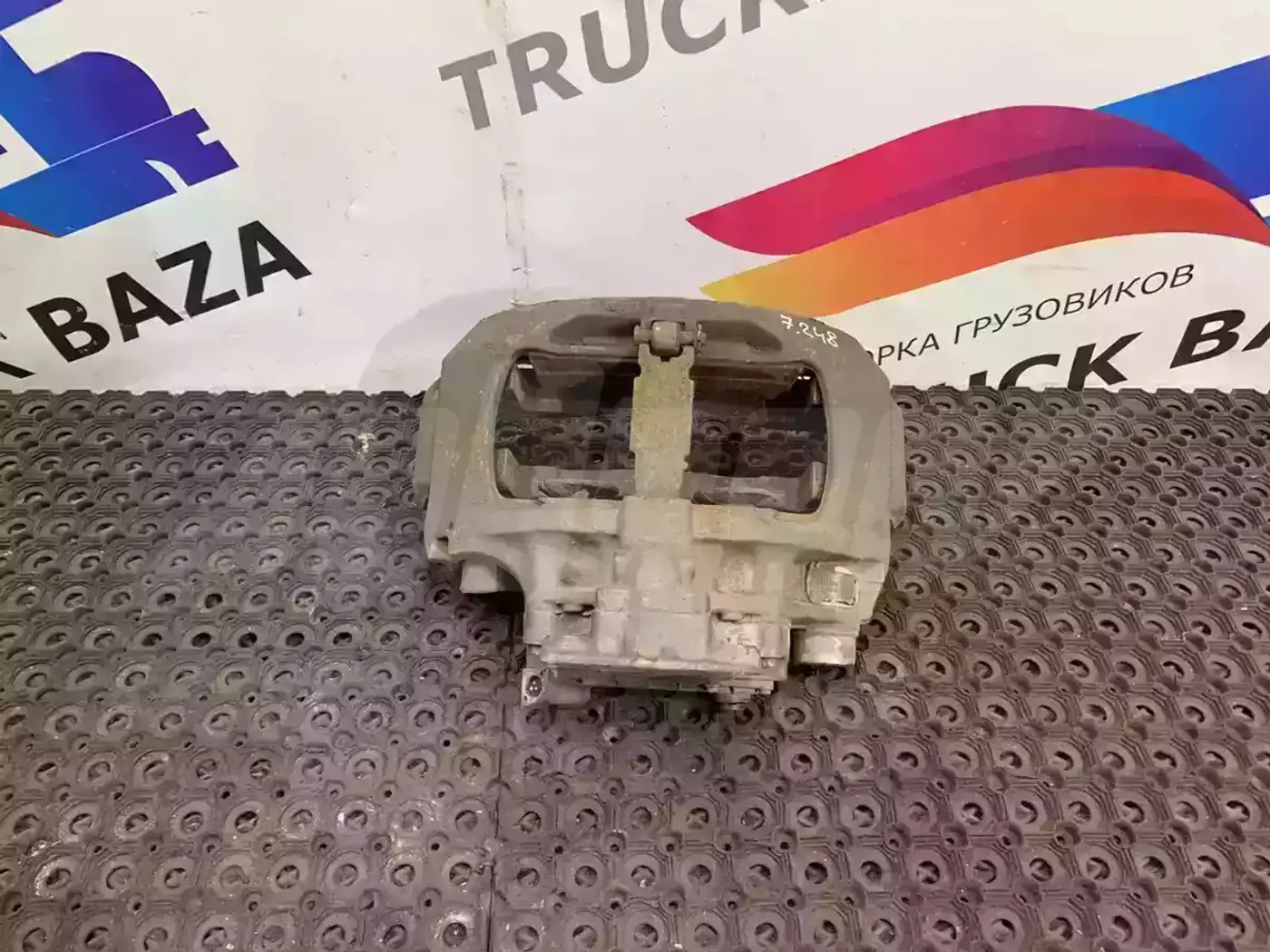 Суппорт передний левый к Scania  1995