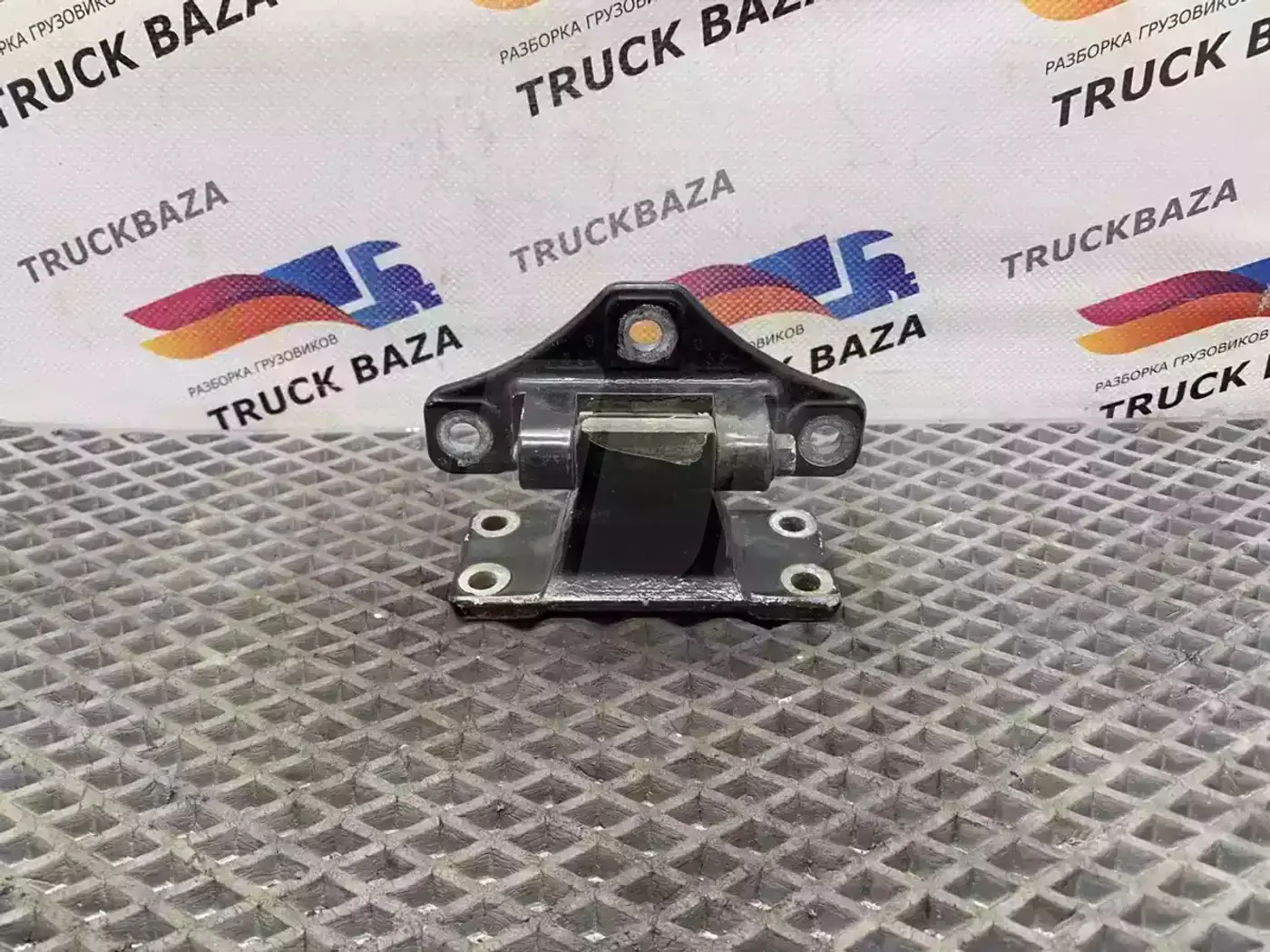 Петля двери к Renault Kerax 1996
