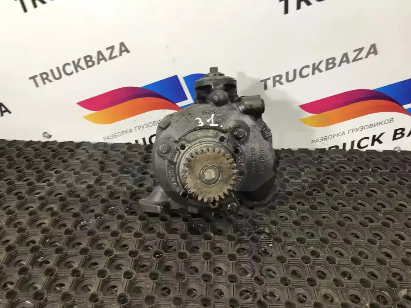 Помпа к Renault Magnum 1993