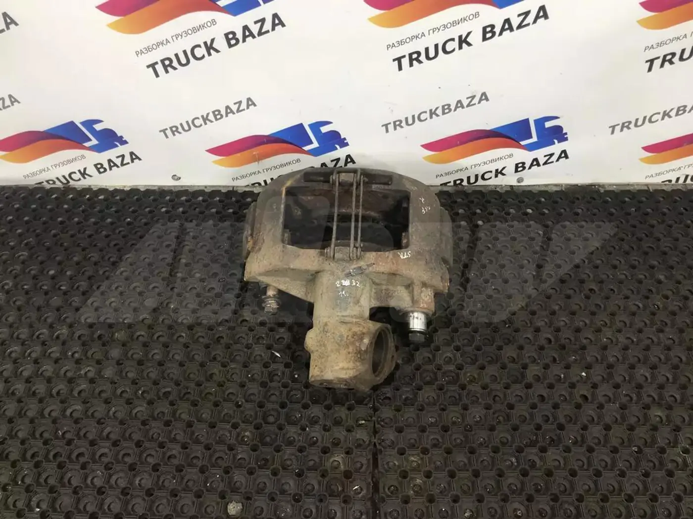 Суппорт передний левый к IVECO EuroTech 2002
