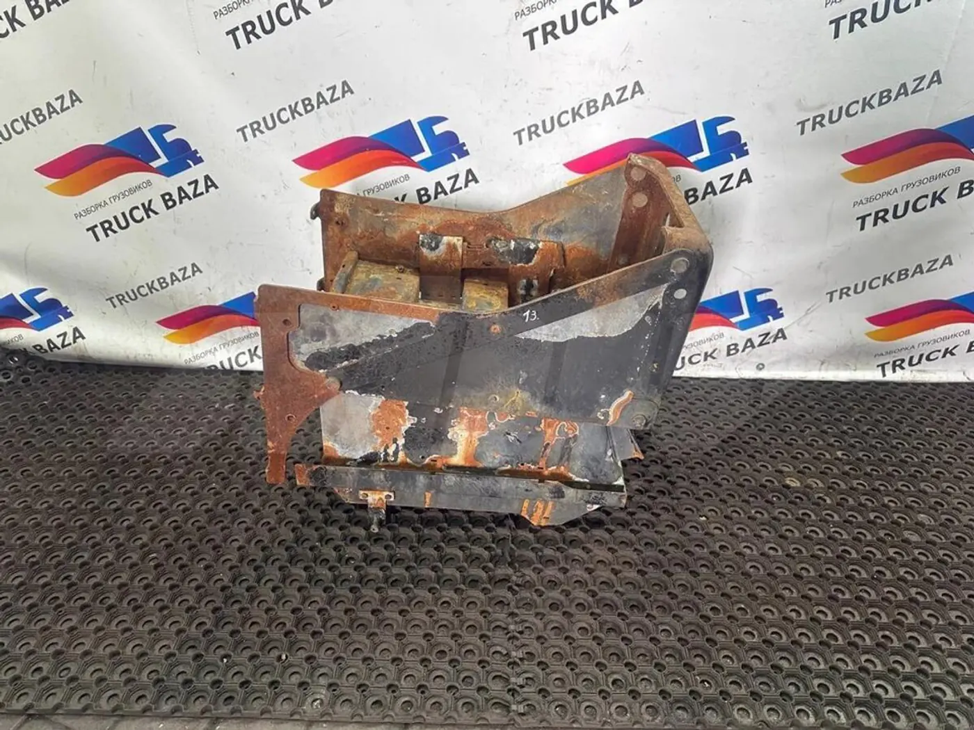 Крепление аккумулятора к MAN TGX 2012