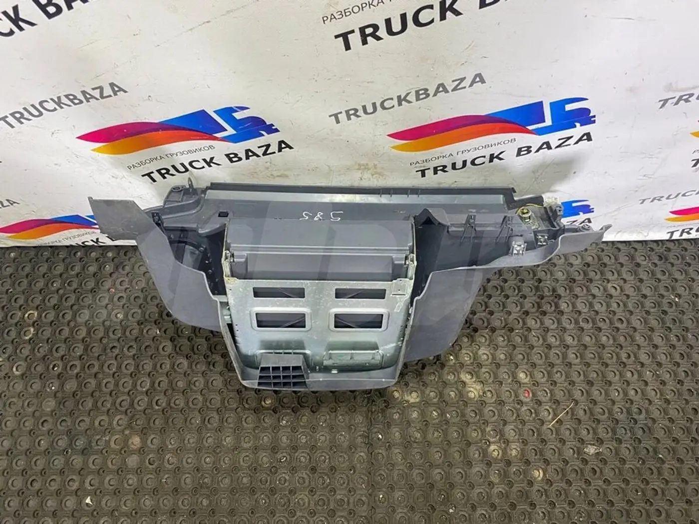 Средняя консоль к Scania  2017