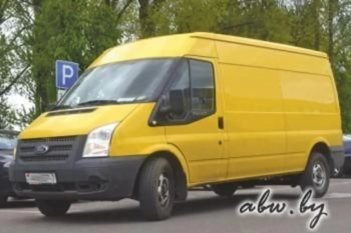 "Оригинальное лобовое стекло за $800? Либо ставить машину на КАСКО, либо покупать китайский "noname".