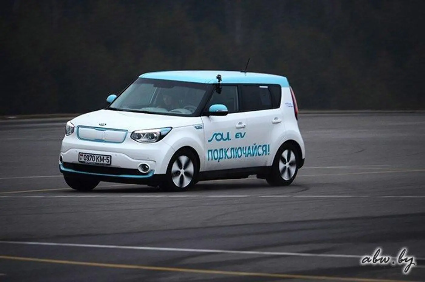 Не всякий BMW догонит: "электричка" KIA Soul EV на гоночной трассе