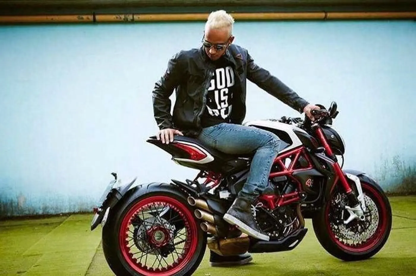F1. MV Agusta Brutale Dragster RR LH44 - мотоцикл, который создал Льюис Хэмилтон