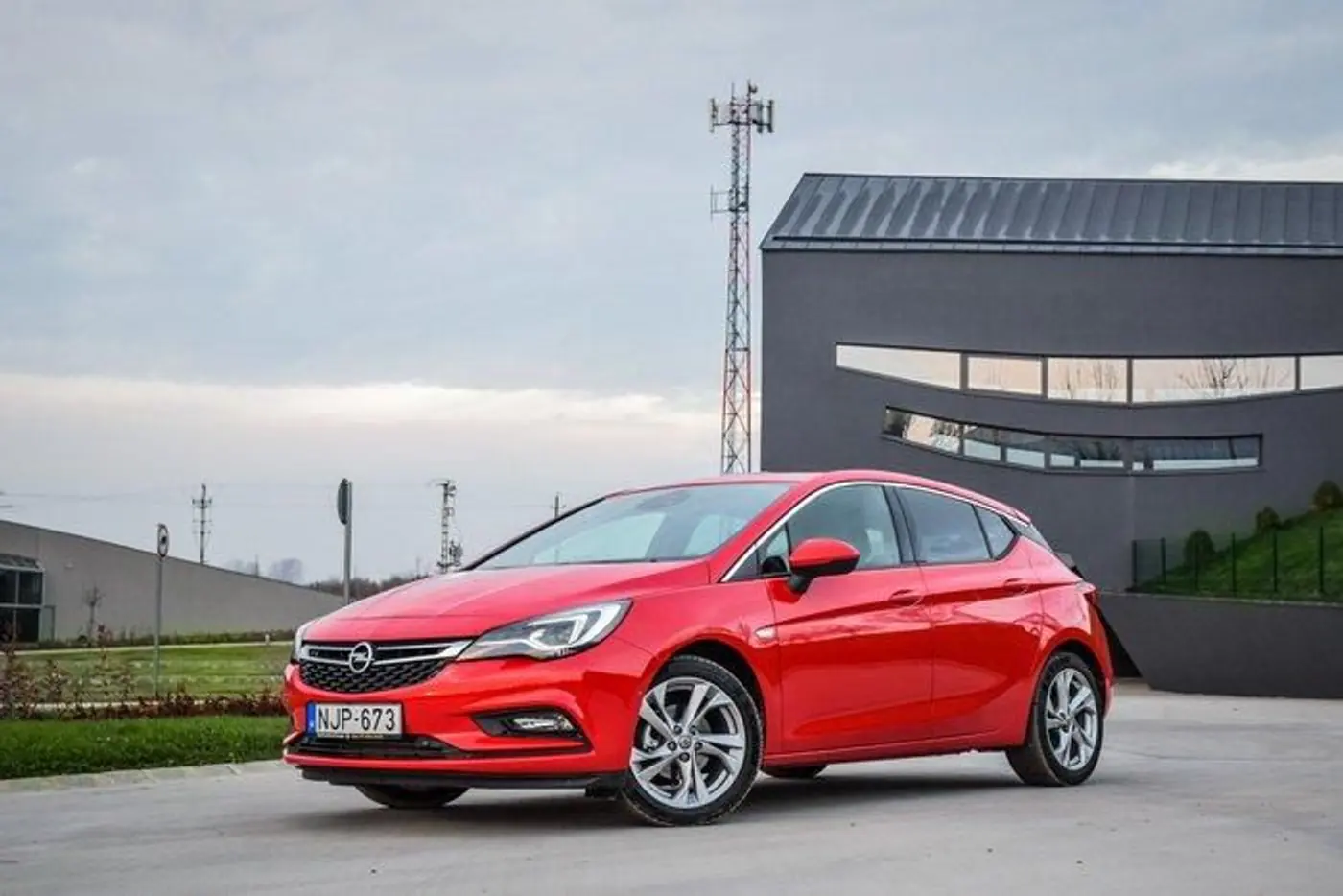 Opel Astra K: взглянул на декольте - встрепенулся бумажник