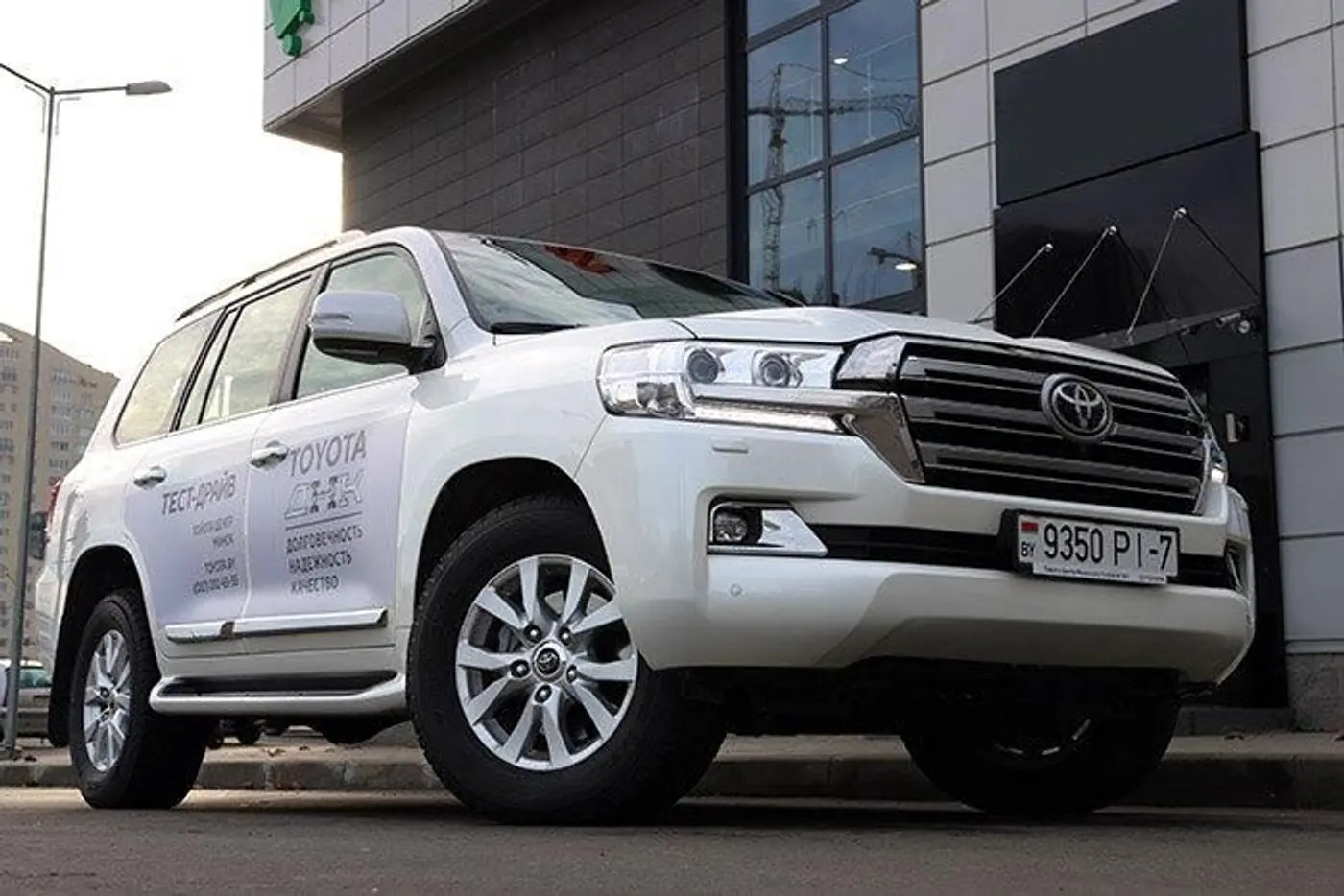 Toyota Land Cruiser 200: "железный Арни" со светодиодами